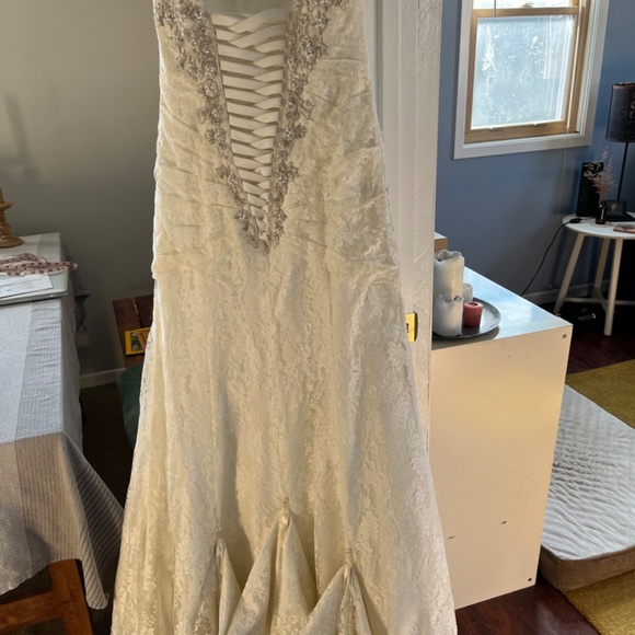 Wedding Dress - Picture 13 of 15